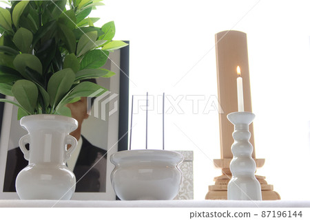 A mortuary tablet and a mortuary tablet installed on the altar of the decoration after the funeral 87196144