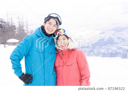 享受雪山的夫婦 87196322
