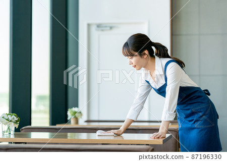 一個在咖啡館工作的年輕女子 一個在咖啡館工作的年輕女子 87196330