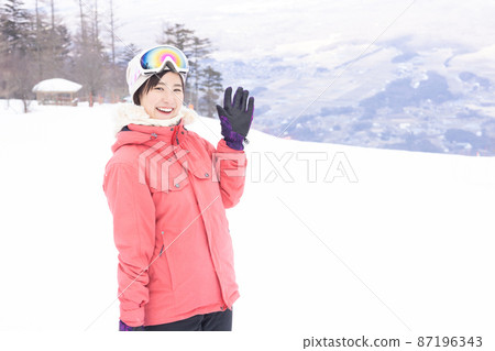 享受雪山的女人 87196343