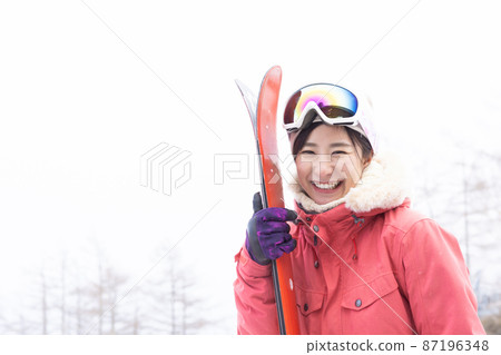 享受雪山的女人 87196348