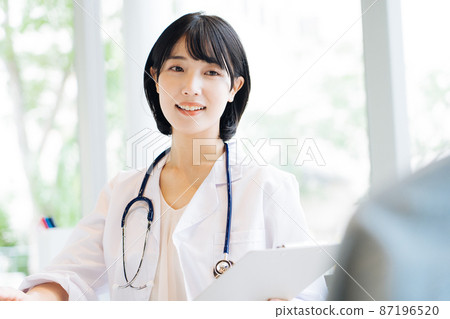 諮詢的女醫生 87196520