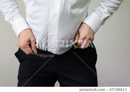 一個胖得不能合上褲子的商人 87196613