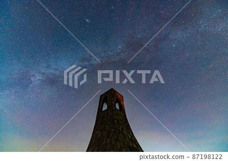[8K] Beautiful Tower and Milky Way [Starscape] 87198122
