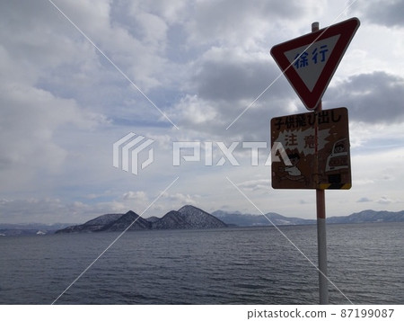 Mountain lake Mountain lake 87199087