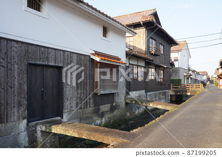 On a quiet spring morning, the cityscape of the Kurayoshi White Wall Warehouses (Kurayoshi City Uchibuki Tamagawa Traditional Buildings Preservation Area) On a quiet spring morning, the cityscape of the Kurayoshi White Wall Warehouses (Kurayoshi City Uchibuki Tamagawa Traditional Buildings Preservation Area) 87199205