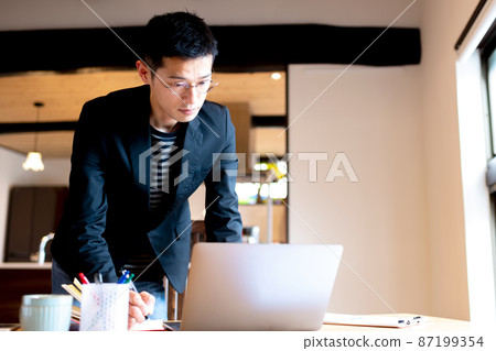 在筆記本中記錄重要信息的商務人士 在筆記本中記錄重要信息的商務人士 87199354