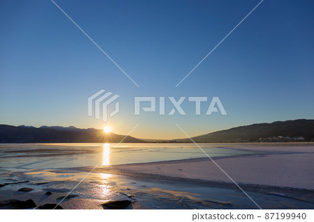 January (Winter) When the sun begins to rise from the direction of Yatsugatake From the shore of Lake Suwa, which is partially frozen, Okaya City, Nagano Prefecture January (Winter) When the sun begins to rise from the direction of Yatsugatake From the shore of Lake Suwa, which is partially frozen, Okaya City, Nagano Prefecture 87199940