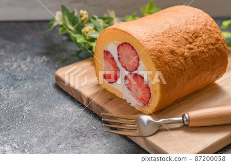 Strawberry roll cake 87200058