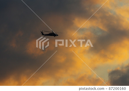 直升機在傍晚飛行 87200160