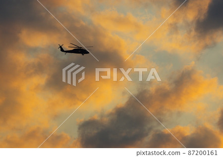 直升機在傍晚飛行 87200161