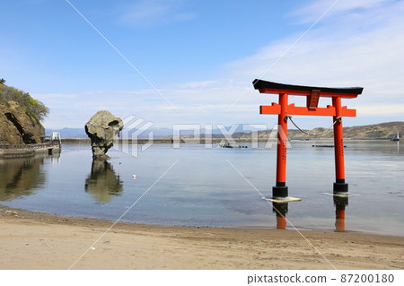 北海道江差海鷗島的黑石岩和紅鳥居 北海道江差海鷗島的黑石岩和紅鳥居 87200180
