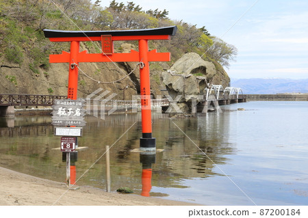 Heishi Rock and Red Torii on Kamome Island, Esashi, Hokkaido Heishi Rock and Red Torii on Kamome Island, Esashi, Hokkaido 87200184