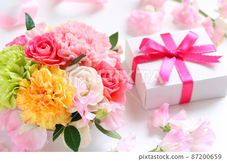 Carnation arrangement 87200659