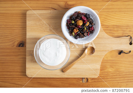 Plain yogurt and dried fruits 87200791