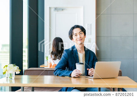 在咖啡館遠程辦公的年輕人 87201201