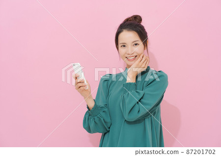 有智能手機粉紅色背景的女人 87201702