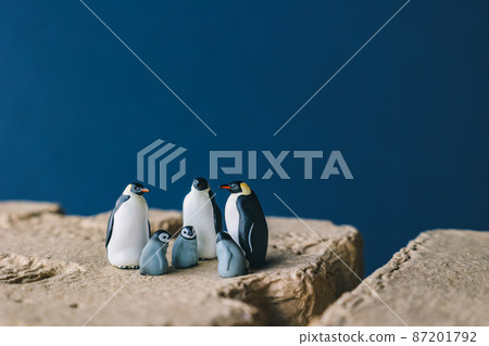Life of cute penguin parents and their herds (miniature model) 87201792