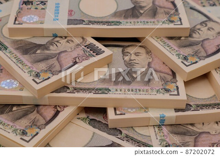 Close-up of a large wad of bills 87202072
