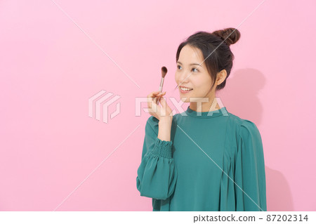 Female portrait makeup in her 20s Female portrait makeup in her 20s 87202314