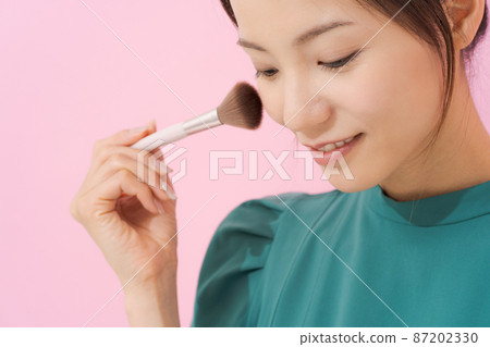 Female portrait makeup in her 20s Female portrait makeup in her 20s 87202330