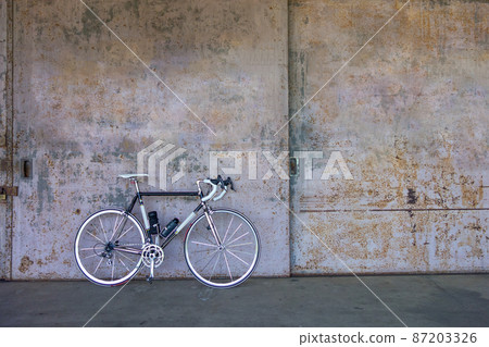 Warehouse iron door and black road bike Warehouse iron door and black road bike 87203326