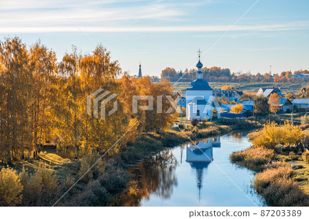 The ancient town of Suzdal in the evening. 87203389