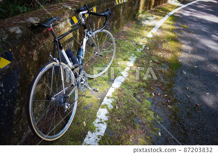 Old road and black road bike 87203832