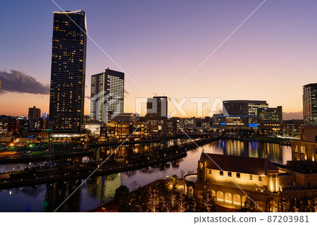Minatomirai,橫濱的晚上視圖 Minatomirai,橫濱的晚上視圖 87203981