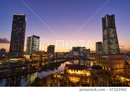 Minatomirai,橫濱的晚上視圖 Minatomirai,橫濱的晚上視圖 87203982