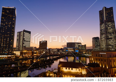 Minatomirai,橫濱的晚上視圖 Minatomirai,橫濱的晚上視圖 87203983