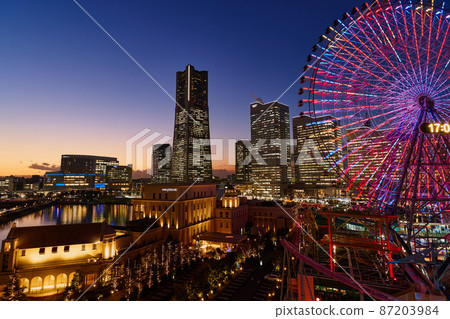 摩天輪閃耀的橫濱港未來夜景 87203984