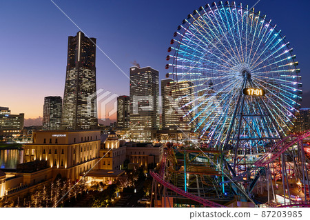 摩天輪閃耀的橫濱港未來夜景 摩天輪閃耀的橫濱港未來夜景 87203985