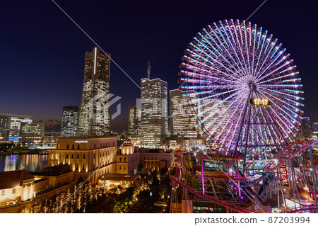 摩天輪閃耀的橫濱港未來夜景 摩天輪閃耀的橫濱港未來夜景 87203994