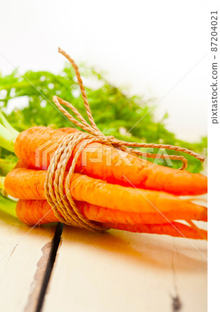 baby carrots bunch tied with rope baby carrots bunch tied with rope 87204021
