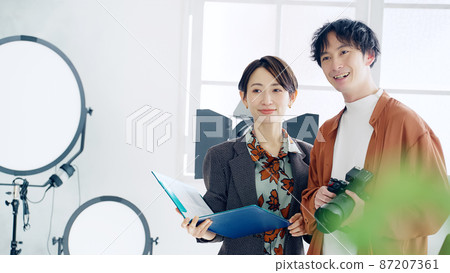 Cameraman and director at the shooting site 87207361