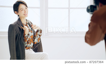 Female model and cameraman at the shooting site 87207364