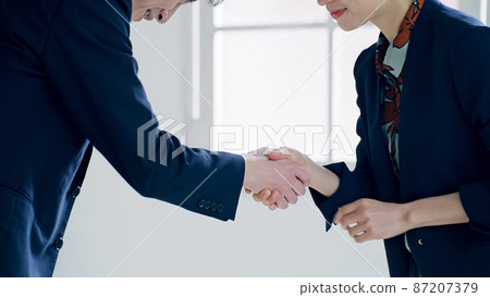 Male and female to shake hands 87207379