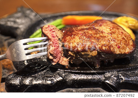 Steak and steak cross section using Chateaubriand, the finest part of vegetables and beef 87207492