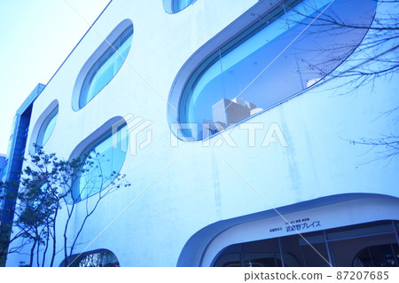 由 kw + hg 建築師設計的 Musashino Place 位於武藏境站附近。 由 kw + hg 建築師設計的 Musashino Place 位於武藏境站附近。 87207685