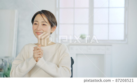 Interview with a smiling woman 87208521