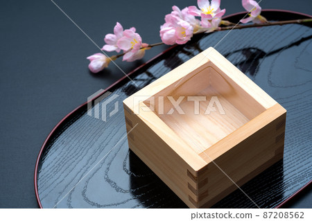 清酒放在托盤上。馬蘇。慶祝酒 清酒放在托盤上。馬蘇。慶祝酒 87208562