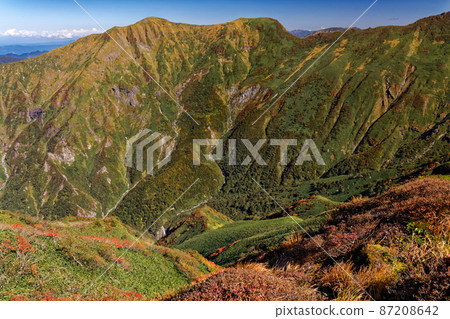 從谷川山脈秋葉垂直跑道看一倉岳和重倉山 87208642