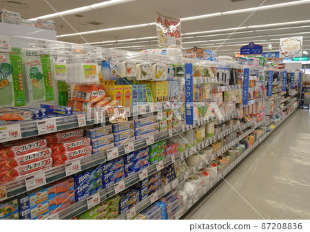食品、酒類、飲料、洗髮水、牙膏等在超市的陳列架上整齊排列。 87208836