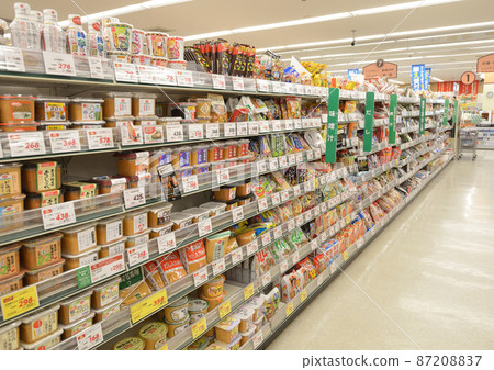 食品、酒類、飲料、洗髮水、牙膏等在超市的陳列架上整齊排列。 87208837