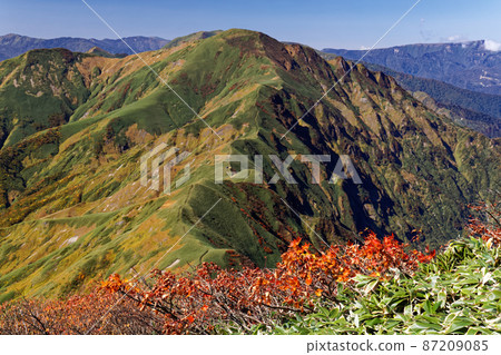 Mt. Mantaro seen from the Tanigawa mountain range and Ojikazawano head in autumn Mt. Mantaro seen from the Tanigawa mountain range and Ojikazawano head in autumn 87209085