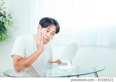 有皮膚問題的男性(鬍鬚/思考) 有皮膚問題的男性(鬍鬚/思考) 87209321