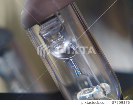 汽車燈泡中斷絲的放大照片 87209376