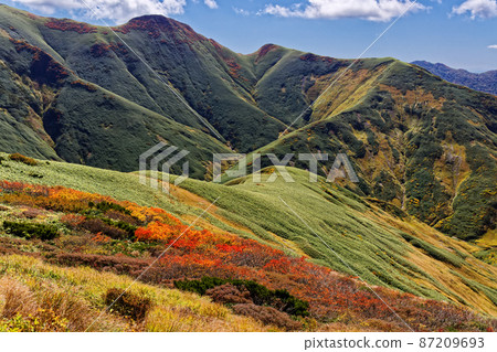 Autumn leaves and Kawatana mountain ridge on the Tanigawa mountain range vertical runway 87209693