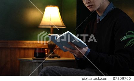 一個在古色古香的房間裡看書的人 87209760